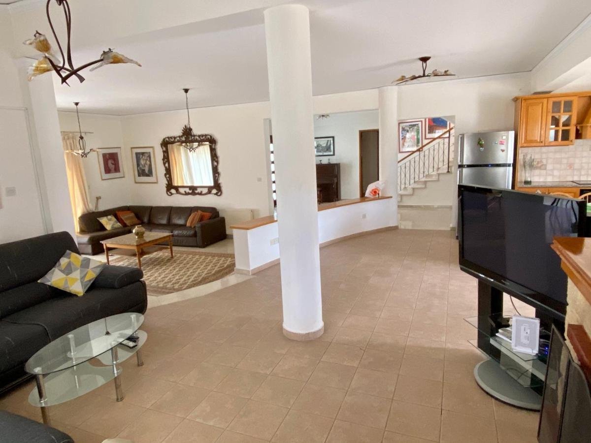 6 Bdr Villa With Tennis Court Paphos Exterior photo