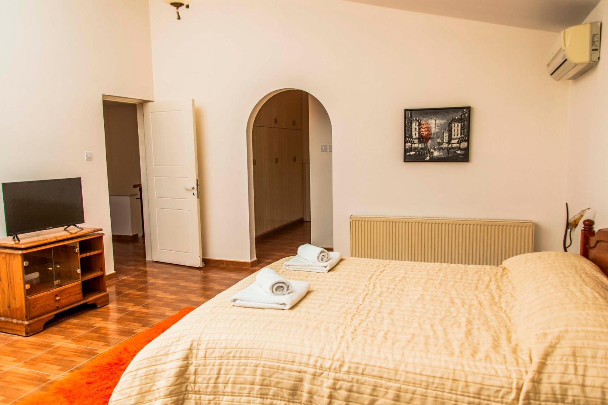 6 Bdr Villa With Tennis Court Paphos Exterior photo