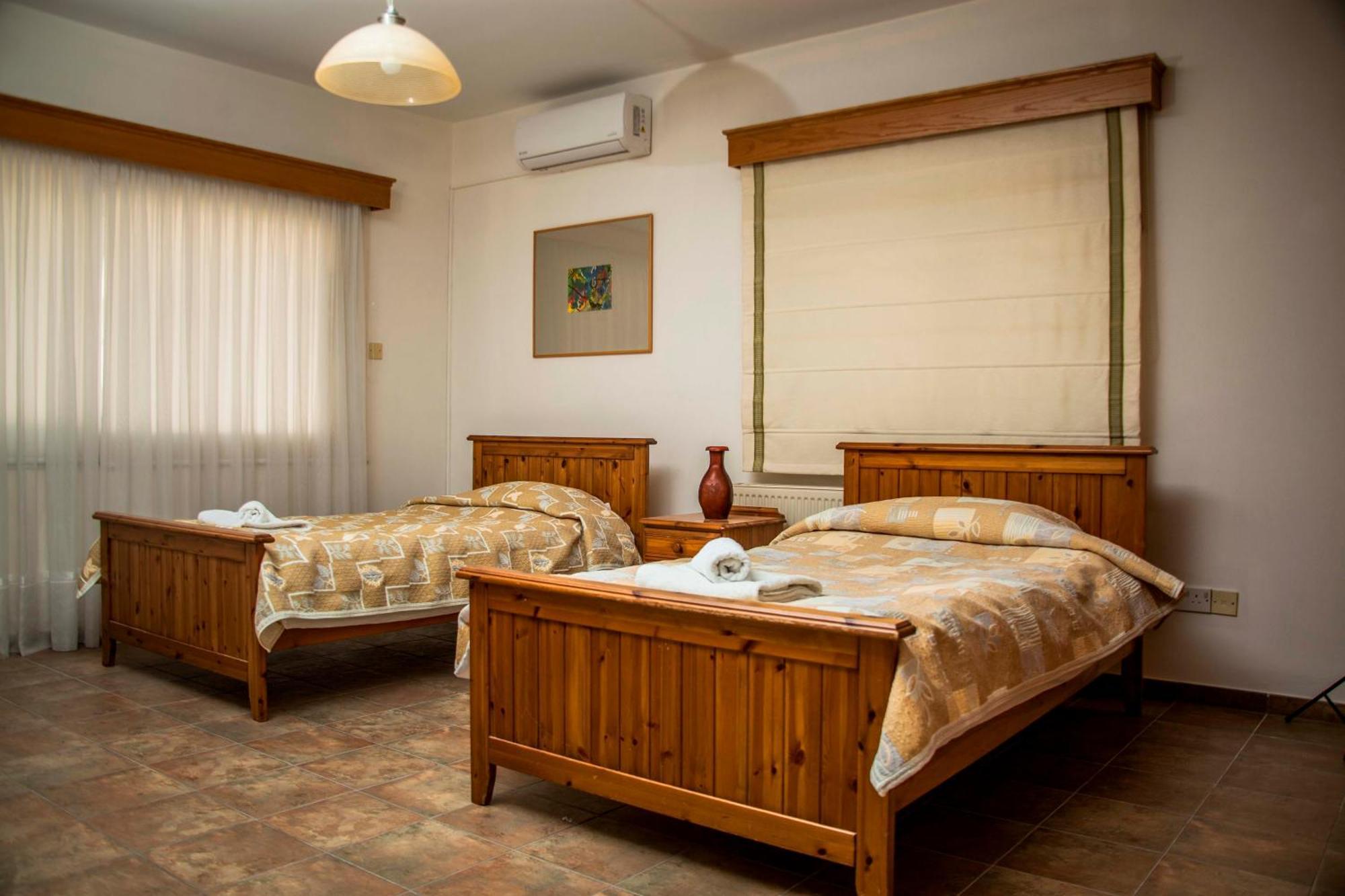 6 Bdr Villa With Tennis Court Paphos Exterior photo